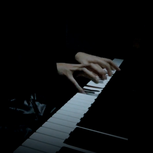 两根黑捧一前一后
